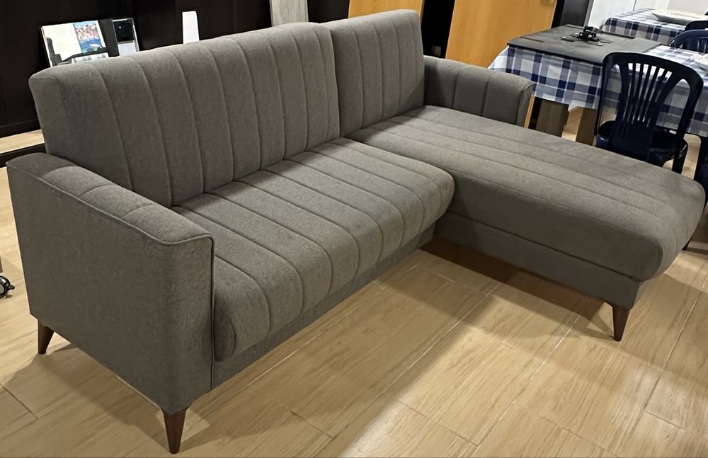 Sofá chaise longue com arrumação