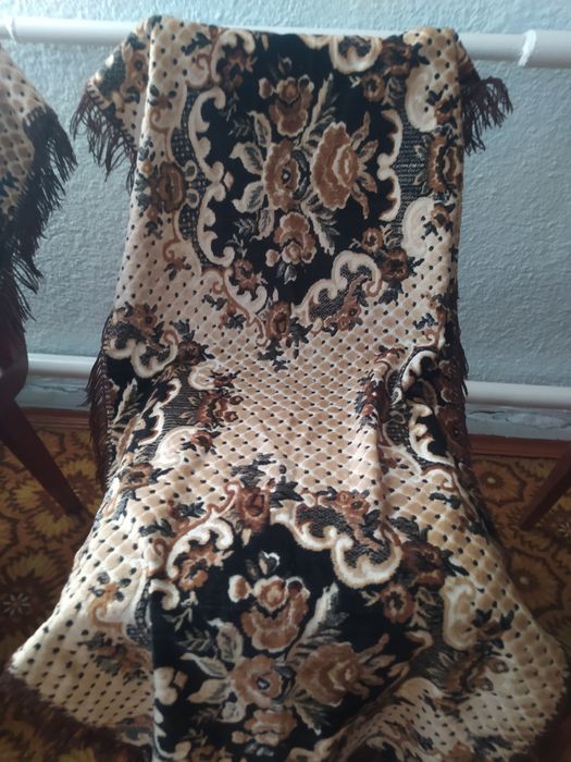 Продаю покривала нові на диван і накидушки на крісла.