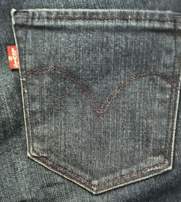 Стрейчевые джинсы зауженные Levis
