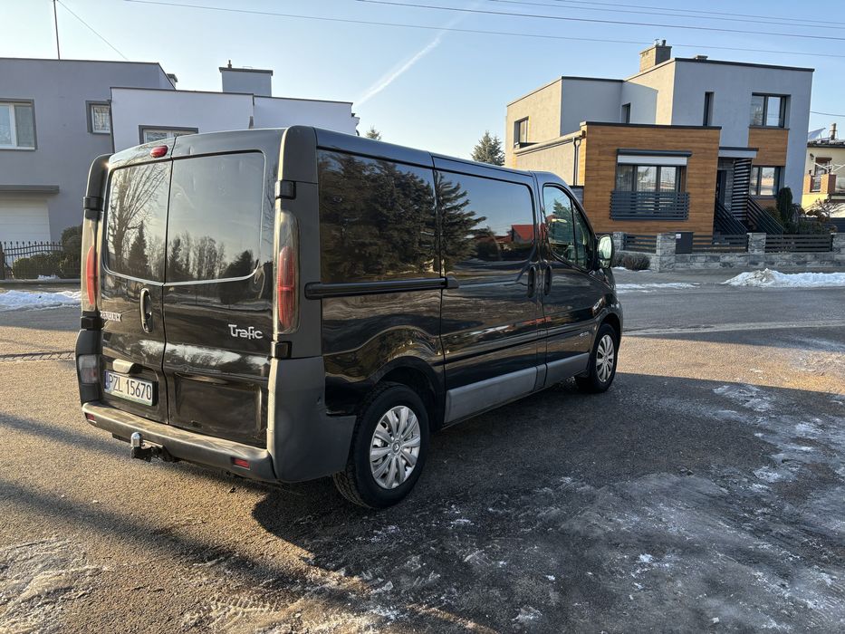 2002 bus Renault Trafic z regałami