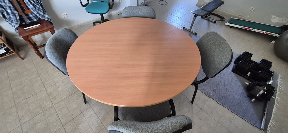 Mesa de escritório com cadeiras