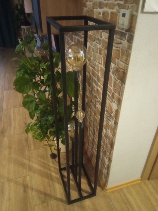 Lampa stojąca do salonu