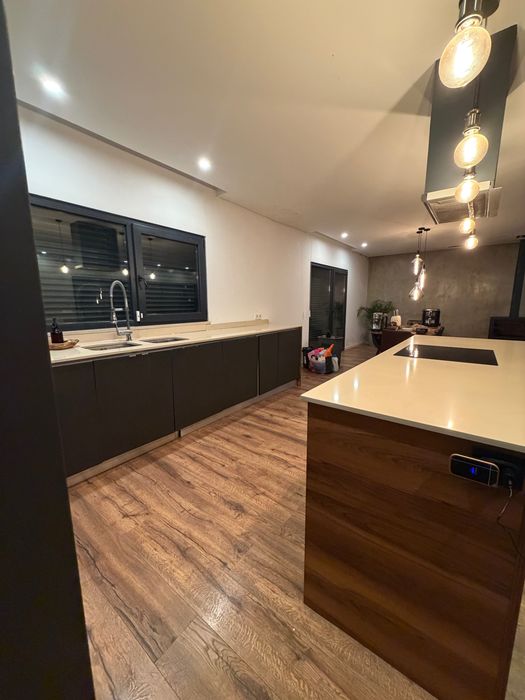 Cozinha completa  com ilha e com placa de indução