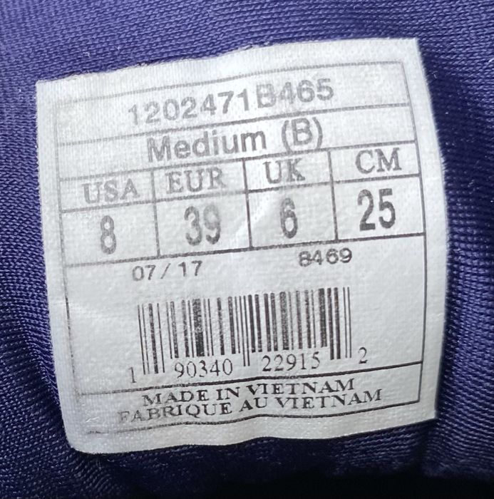 Кросівки BROOKS.