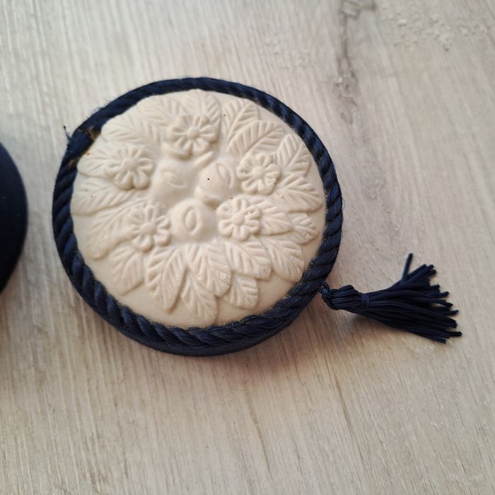 Pudełko pojemnik na biżuterię granatowe porcelanowe biskwitowe wieczko