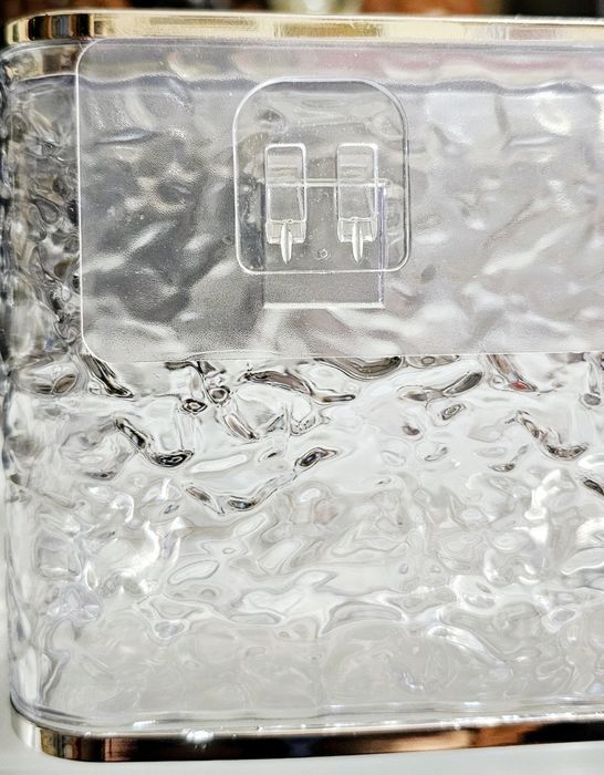 Nowy plastikowy pojemnik na papier toaletowy lub chusteczki