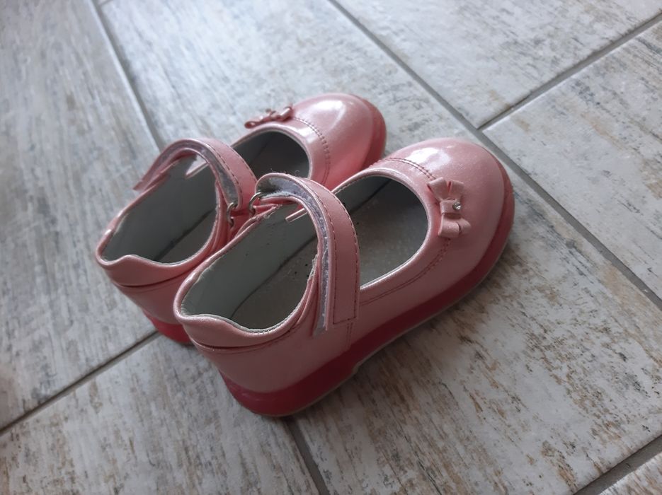 Кросівки для дівчинки і туфлі.