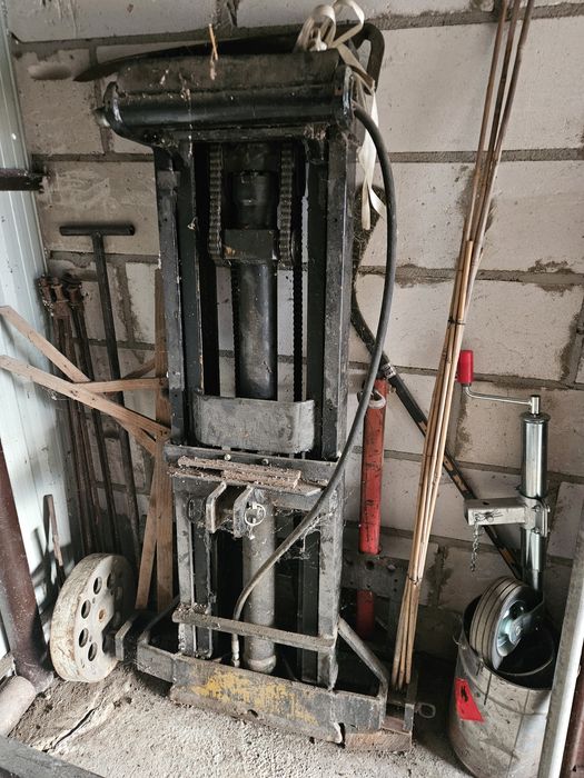Maszt widłowy / paleciak hydrauliczny do ciągnika – solidna konstrukcja