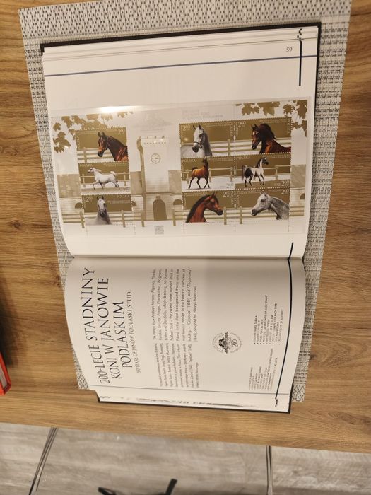 Księga znaczków pocztowych 2017 rok.