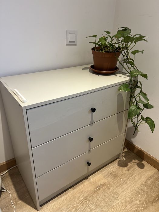 Comoda três gavetas