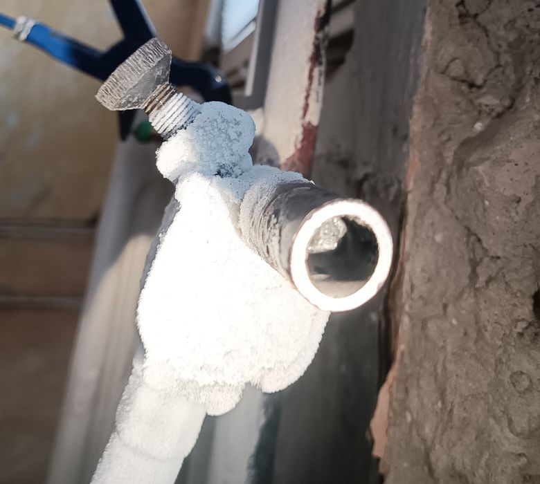 Zamrażanie rur i nie tylko. Hydraulik Awarie domowe wymiana instalacji