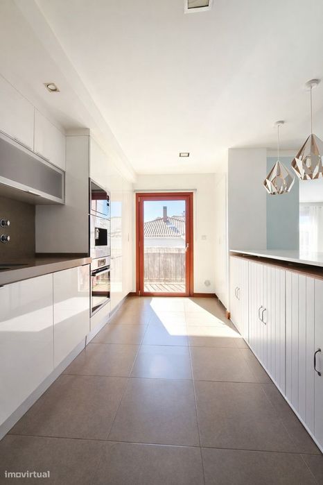 T2 com Box de 32,85 m² e Arrecadação de 19,60 m² com Piscina