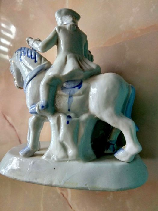 Porcelanowy jeździec na koniu z damą.