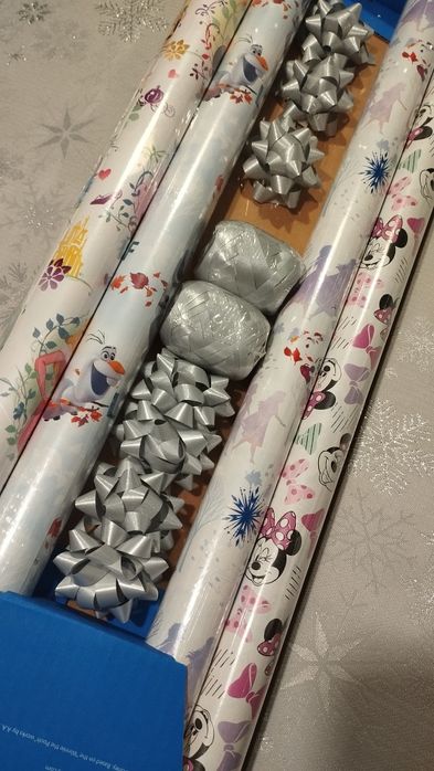 Papier do pakowania prezentów i wstążki Disney nowe