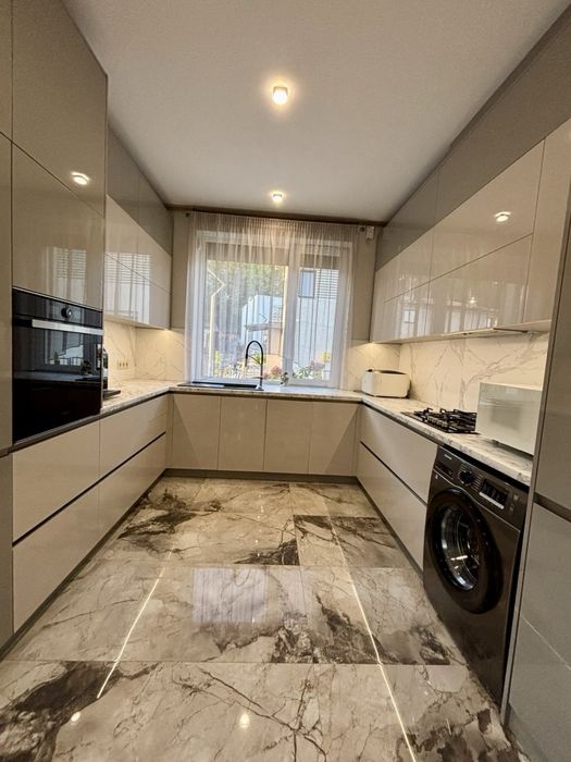 Здається Сучасний котедж в центрі Трускавця