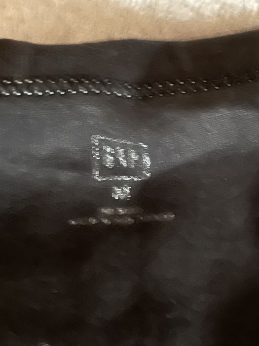 Czarna bluzka gap z biala nitka