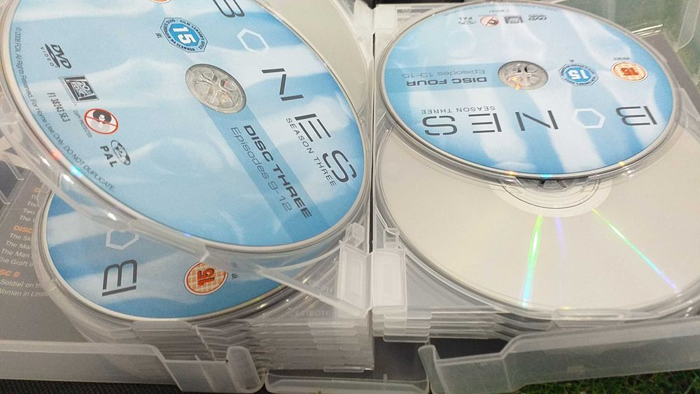 Bones - Ossos Seasons 1 a 4 - 23 dvd's em caixa grande