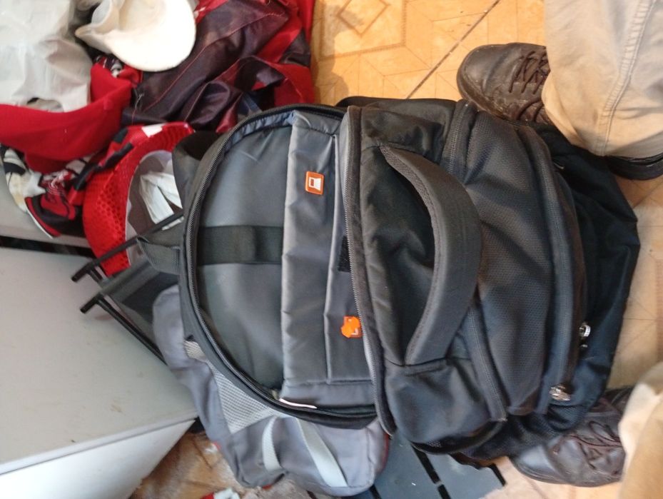 Mochila preta e cinza,espaço para computador,roupa e outros.artigo 100