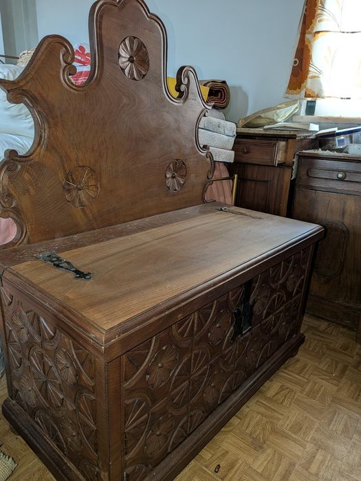 Baú em madeira com assentos