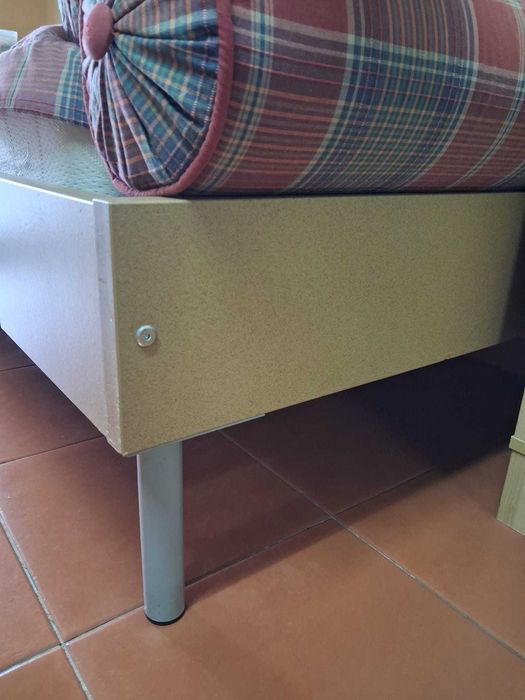 Sofá cama (180cmX80cm) com colechão ortopédico, almofadas e edredão