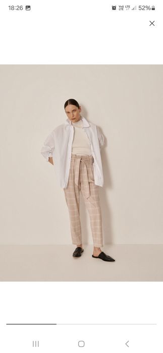 Beżowe spodnie materiałowe w kratkę z paskiem