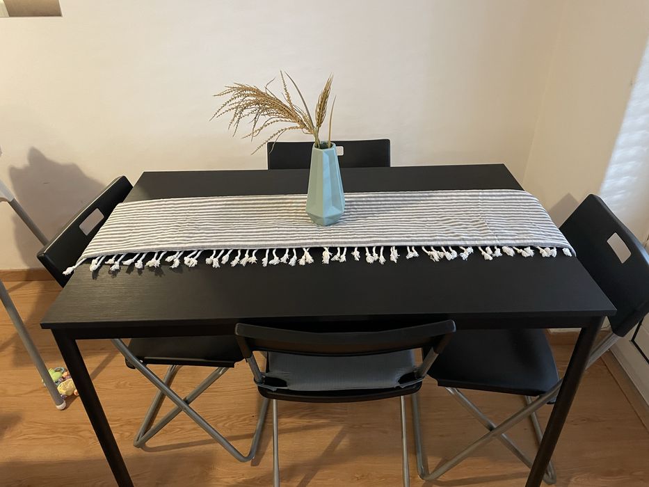 Mesa com 4 cadeiras NOVA