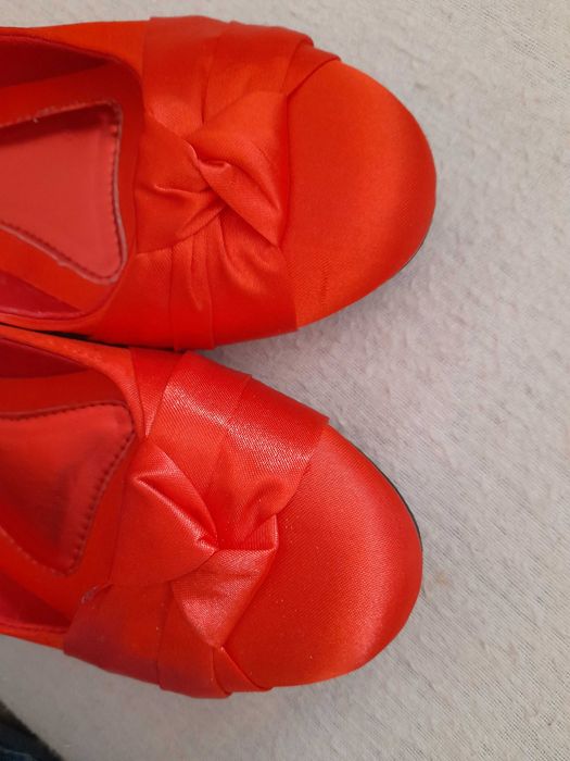 Sabrinas vermelhas de cetim