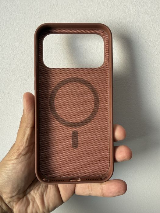 Capas iPhone 17 pro max Bullstrap + Apple Techwoven Sienna