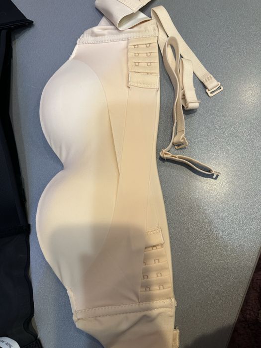 Бюстгалтери зі зйомними бретельками