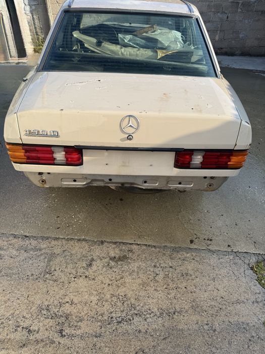 Mercedes 190 com documentos
