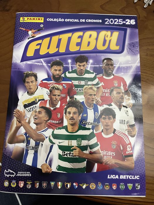 Caderneta Panini Futebol 2025/26 com 195 Cromos Colados (40%)
