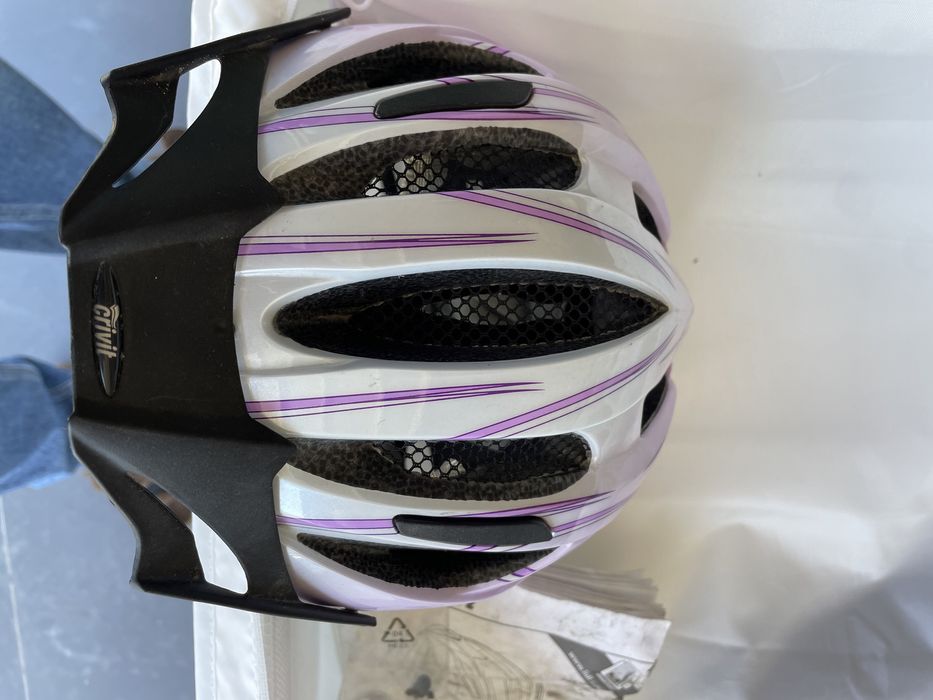 Capacete de bicicleta com luz traseira novo