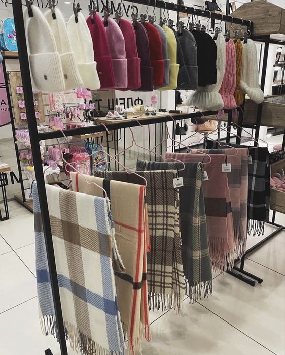 Торгові меблі для магазину та шоуруму, повний комплект, ідеальний стан