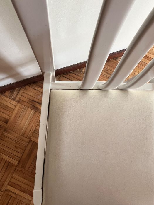 Cadeira branca com assento estofadado