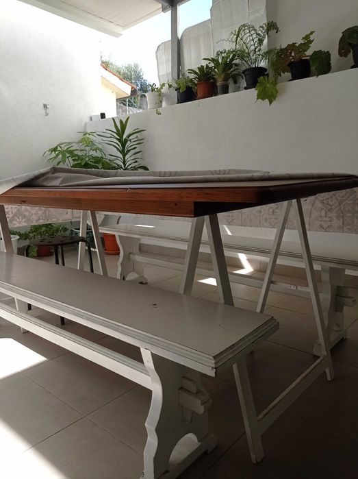 Mesa e bancos de jardim