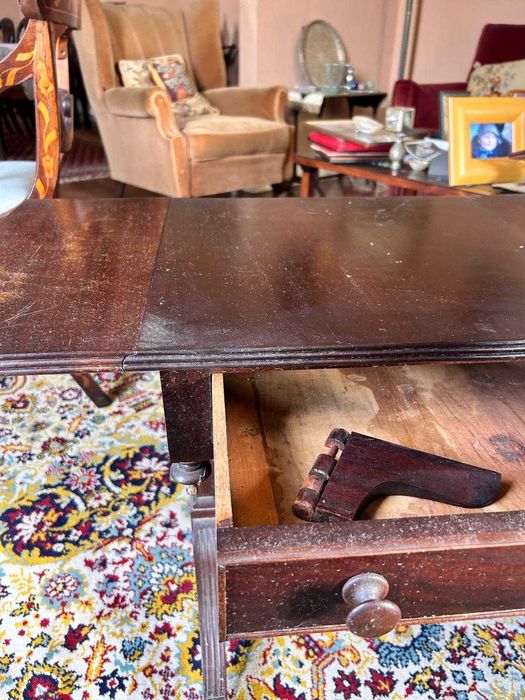 Mesa de abas (drop-leaf) antiga com gaveta