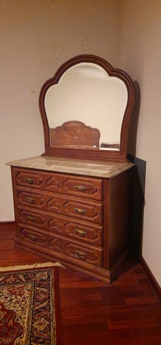 Quarto em madeira e pedra c/ mesas de cabeceira e cómoda