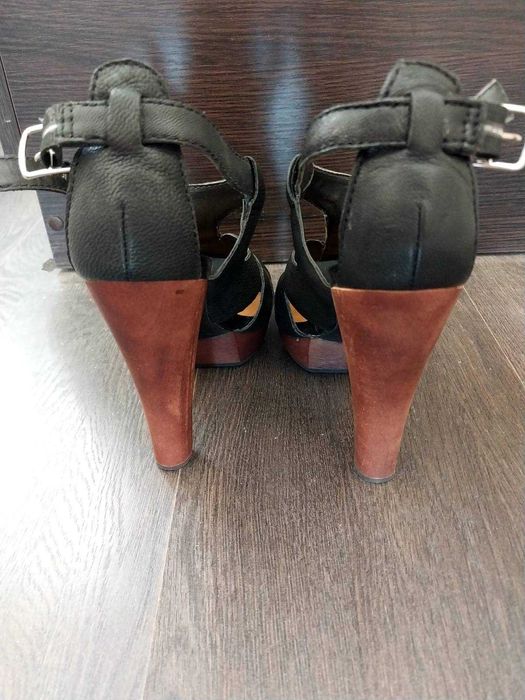 Босоніжки шкіряні