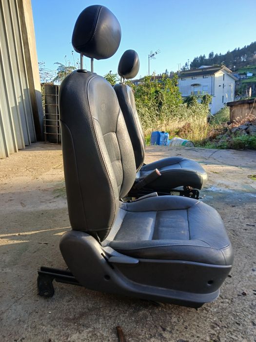 Bancos em bom estado como se encontra-se nas fotografias 
Marca: KIA