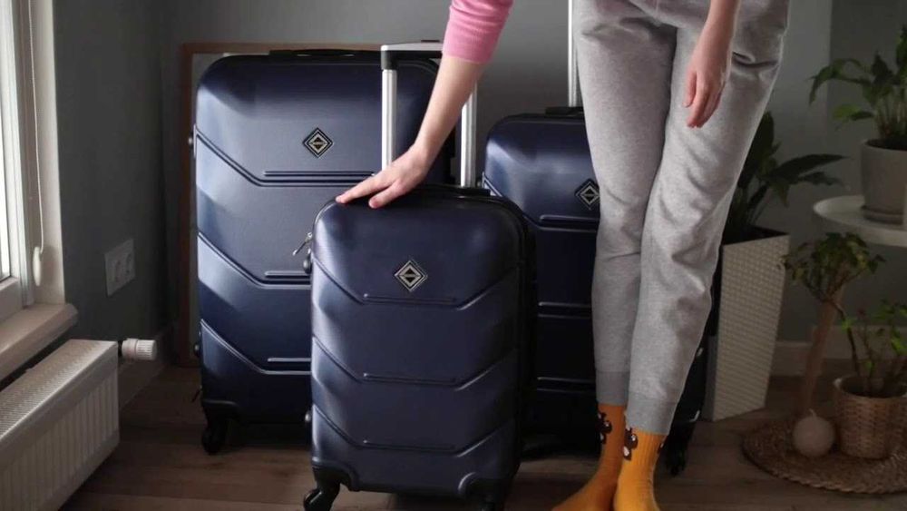 Валіза/чемодан на колесах середня з ABS-пластику,міцна та стійка