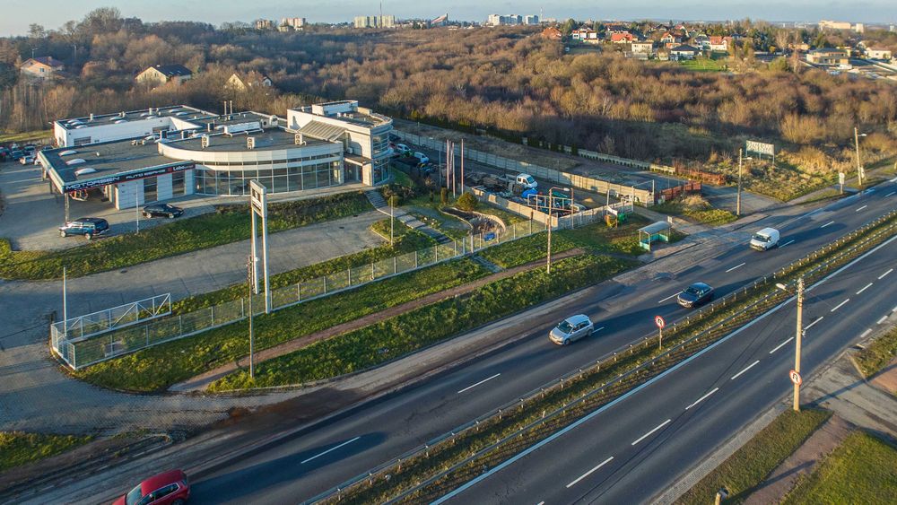 Hala/obiekt sprzedażowo-magazynowy z dużym parkingiem-wynajem