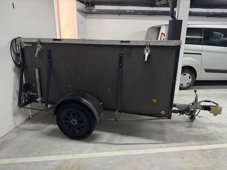 Reboque atrelado com caixa fechada