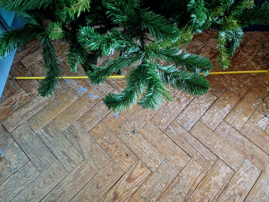 Árvore de Natal com 1m e 55cm altura e 95cm de largura