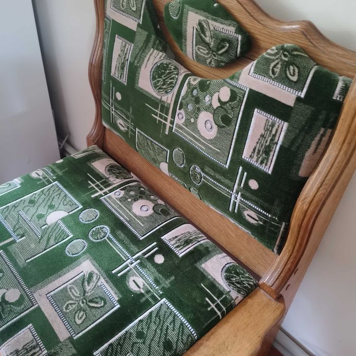 Диван старовинний, вітрина кухонна, куточок м'який кухонний