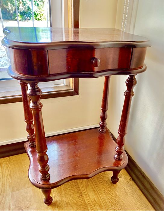 Consola pequena com gaveta