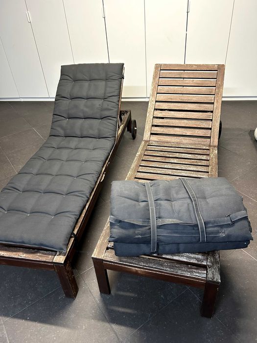2 espreguiçadeiras IKEA Nämmarö em acácia com almofadas cinzento escuro