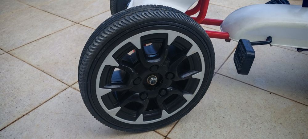 Vendo kart / carro a pedais infantil