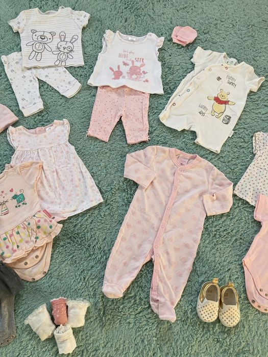 Zestaw ubrań dla dziewczynki niemowlaka r.56 czapeczki, body, komplety