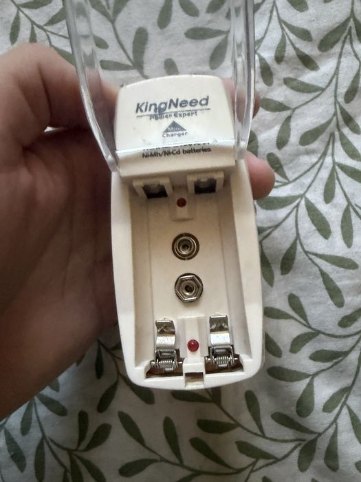 Carregador Compacto de Pilhas Recarregáveis AA / AAA – KingNeed