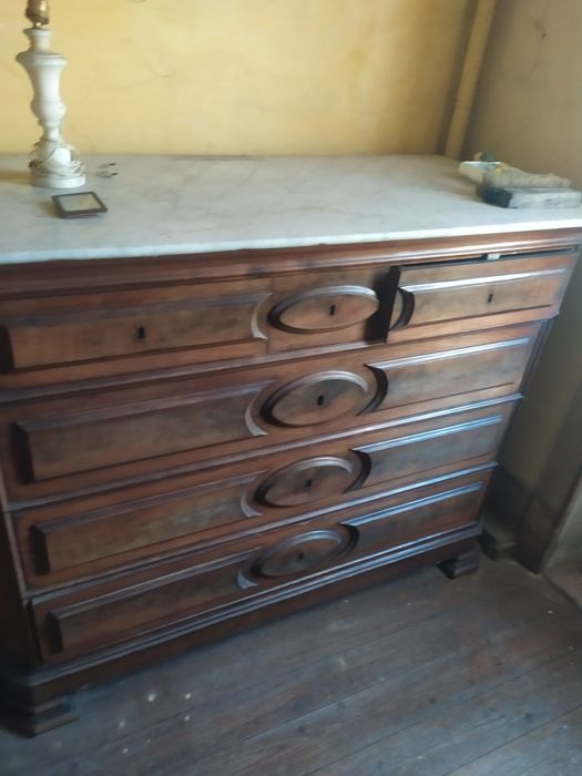 Venda de artigos usados, um móvel de sala, um roupeiro, duas camas em madeira antiga, uma em ferro, duas cómodas com pedra mármore e um aparador